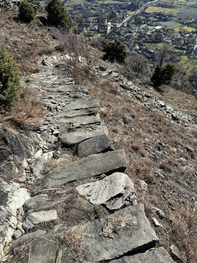 Orrido di foresto discesa strada pietre Orrido di foresto discesa strada pietre