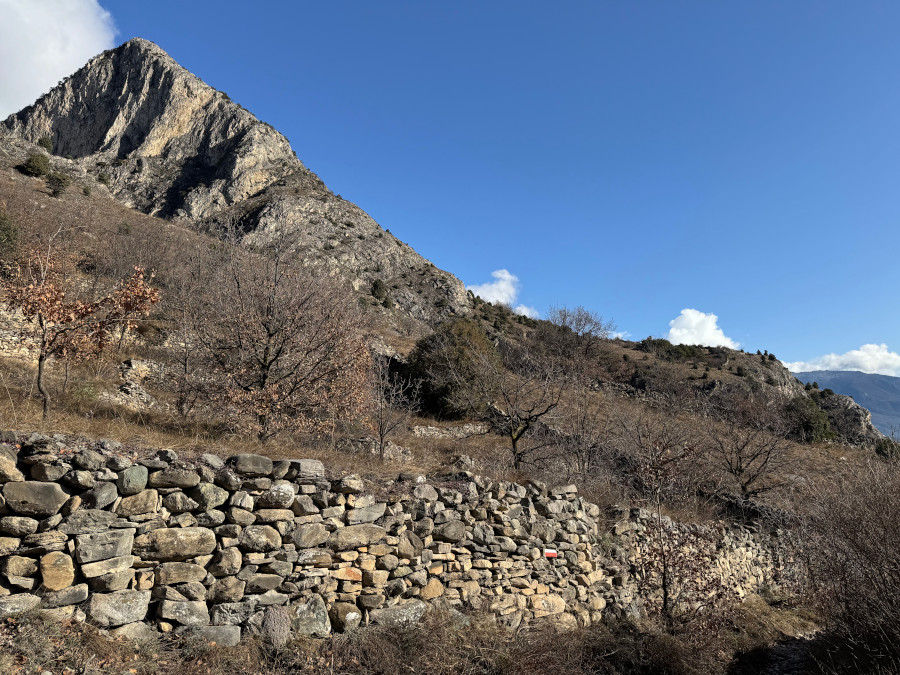Orrido di foresto muretto montagna cielo Orrido di foresto muretto montagna cielo