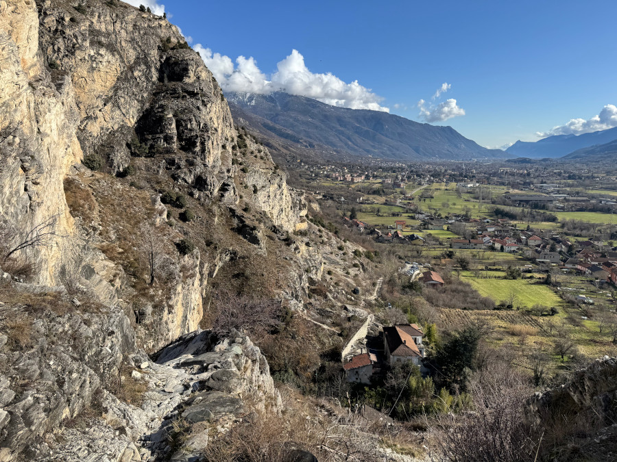 Orrido di foresto parete di roccia paesino Orrido di foresto parete di roccia paesino