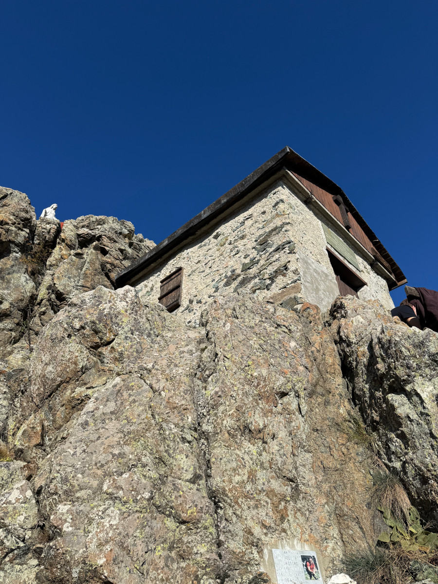 Rocca sella chiesetta cima